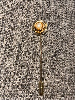 VINTAGE GOLD TONE AND FAUX PEARL FLOWER STRAIGHT STICK HAT PIN